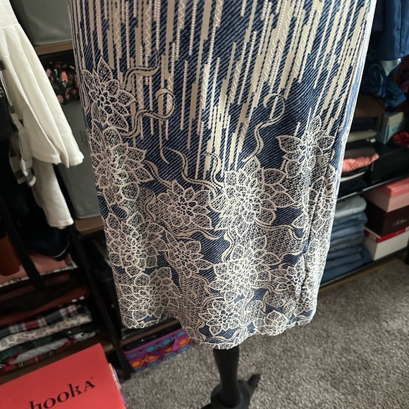 Elegant Blue and White Patterned Dress size small - Picture 6 of 9